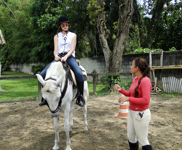 Camila Queiroz ouve a instrutora de equitação, Taila Lemos (Foto: Fabio Rosso/Gshow)