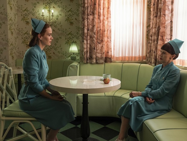 RATCHED (L to R) SARAH PAULSON as MILDRED RATCHED and JUDY DAVIS as NURSE BETSY BUCKET in episode 103 of RATCHED Cr. SAEED ADYANI/NETFLIX  (Foto: SAEED ADYANI/NETFLIX)