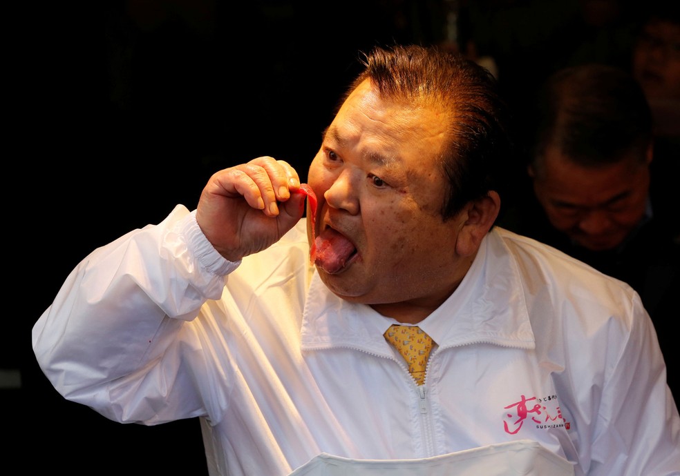 O presidente da Kiyomura Co, Kiyoshi Kimura, que controla a rede de restaurantes japonesa Sushi Zanmai, experimenta um pedaço do atum de 278 kg que ele arrematou por US$ 3,1 milhões em leilão no mercado de Toyosu, em Tóquio, neste sábado (5); valor superou recorde de 2013 — Foto: Kim Kyung-Hoon/Reuters