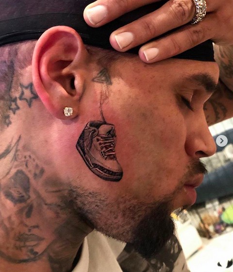 O tênis tatuado no rosto do rapper Chris Brown (Foto: Instagram)