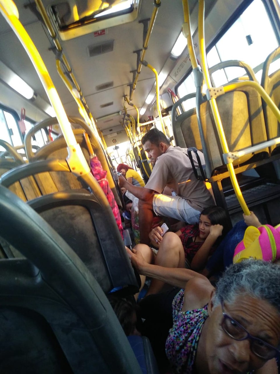 Pessoas que estavam dentro dos ônibus ficaram abaixadas para não serem atingidas pelos tiros na Comunidade do Mosquito (Foto: Redes Sociais/WhatsApp)