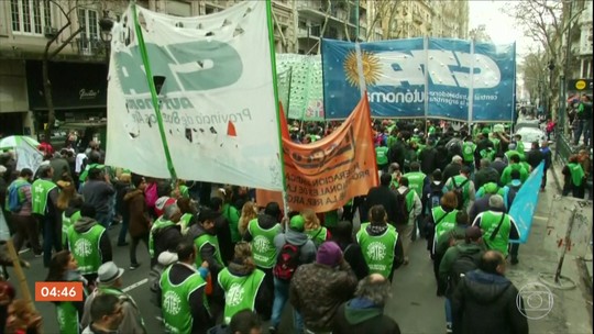 Manifestantes tomam principal avenida de Buenos Aires em protesto por crise