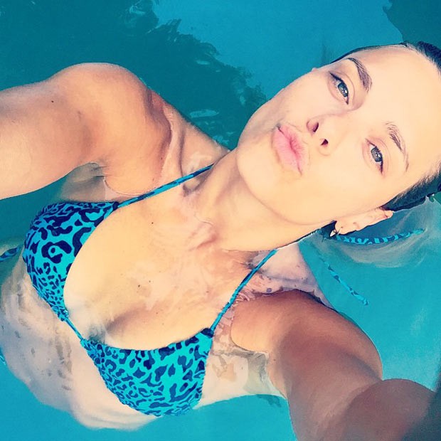 Carolina Dieckmann exibe corpo em forma em selfie feito na piscina (Foto: Reprodução / Instagram)