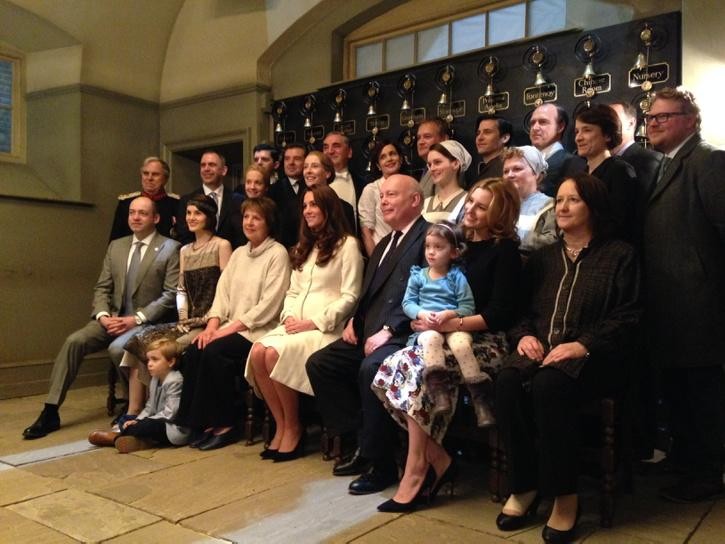 Kate Middleton e elenco de Downton Abbey (Foto: Twitter)