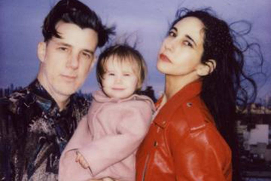 Luca Yupanqui com seus pais, Iván Diaz Mathé e Elizabeth Hart (Foto: Reprodução/New York Post)