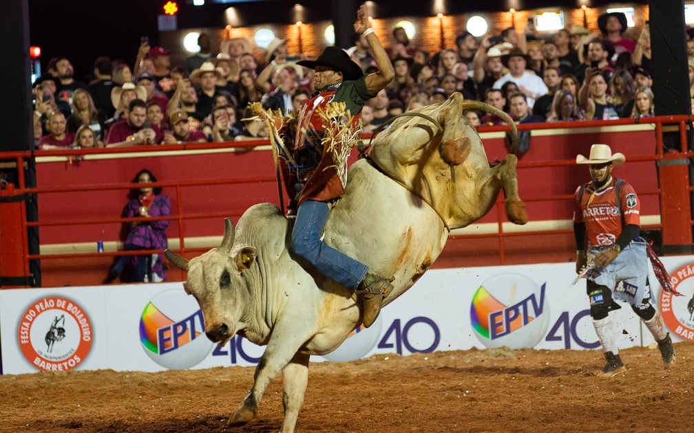 Adrenalina e emoÃ§Ã£o no desafio entre peÃµes e touros na segunda noite de rodeio em Barretos 2019 â€” Foto: Ã‰rico Andrade / G1