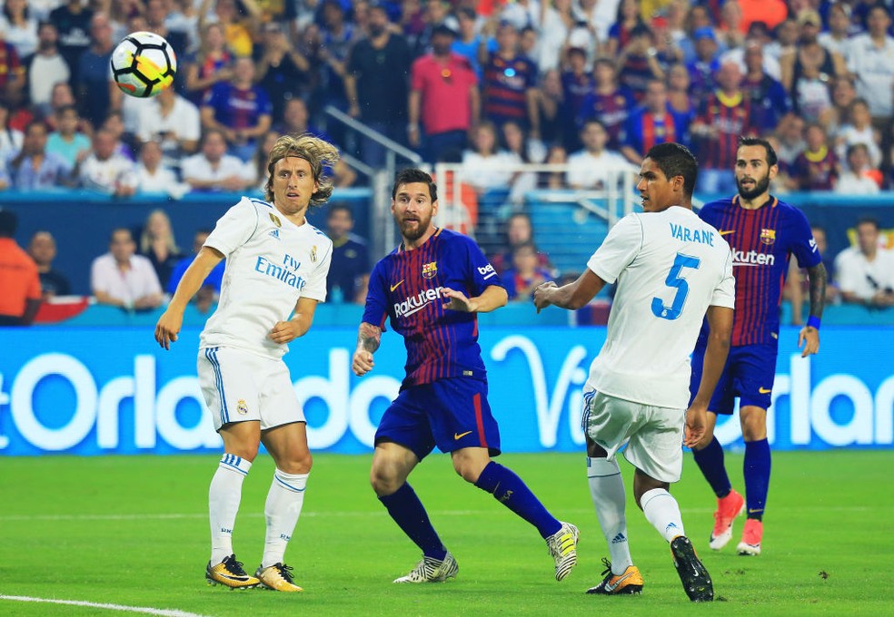 Modric e Messi duelam em Real x Barcelona: sempre de lados opostos (Foto: Getty Images)