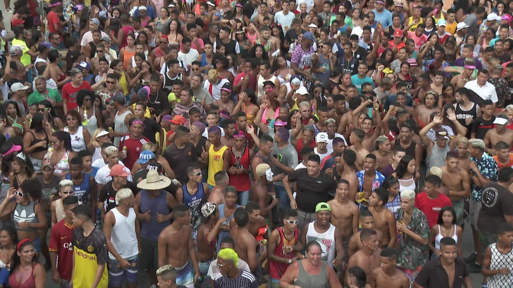 O CDU na Folia reúne multidão no bairro da Várzea, na Zona Oeste do Recife — Foto: Reprodução/TV Globo