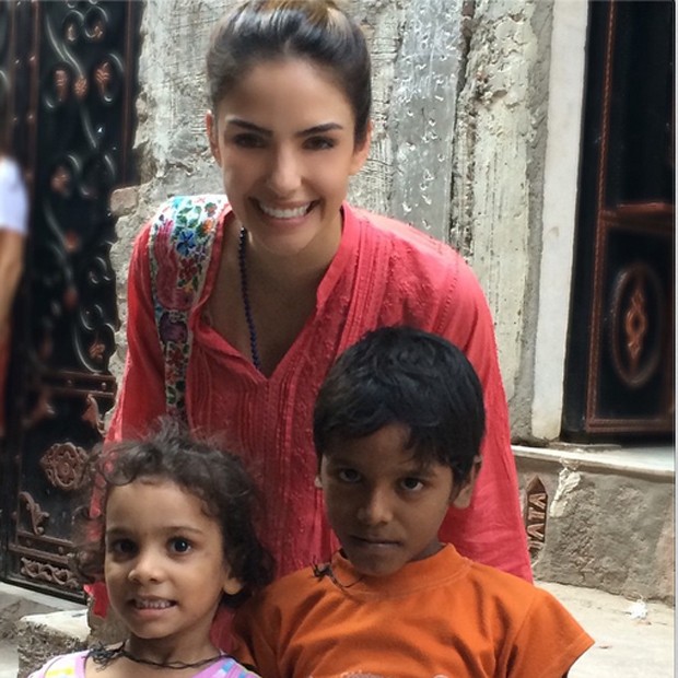 Carol Celico posa com duas crianças indianas (Foto: Reprodução/Instagram)