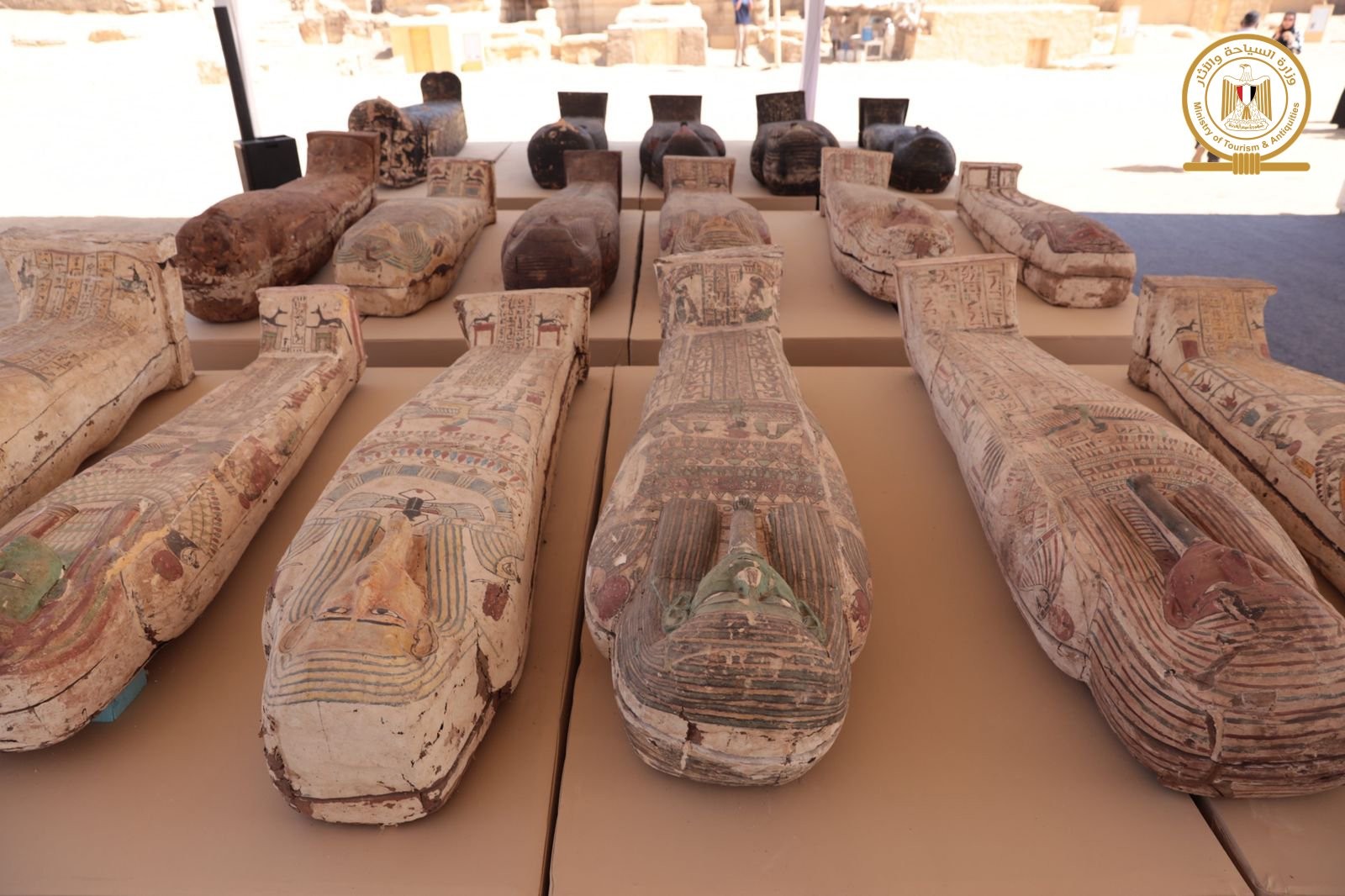 Imagem de alguns dos 250 sarcófagos achados em Saaquara  (Foto: Ministério do Turismo e Antiguidade Egípcio via Facebook )