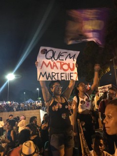 Manifestante questiona morte da vereadora Marielle Franco, no Rio (Foto: Kamille Viola)