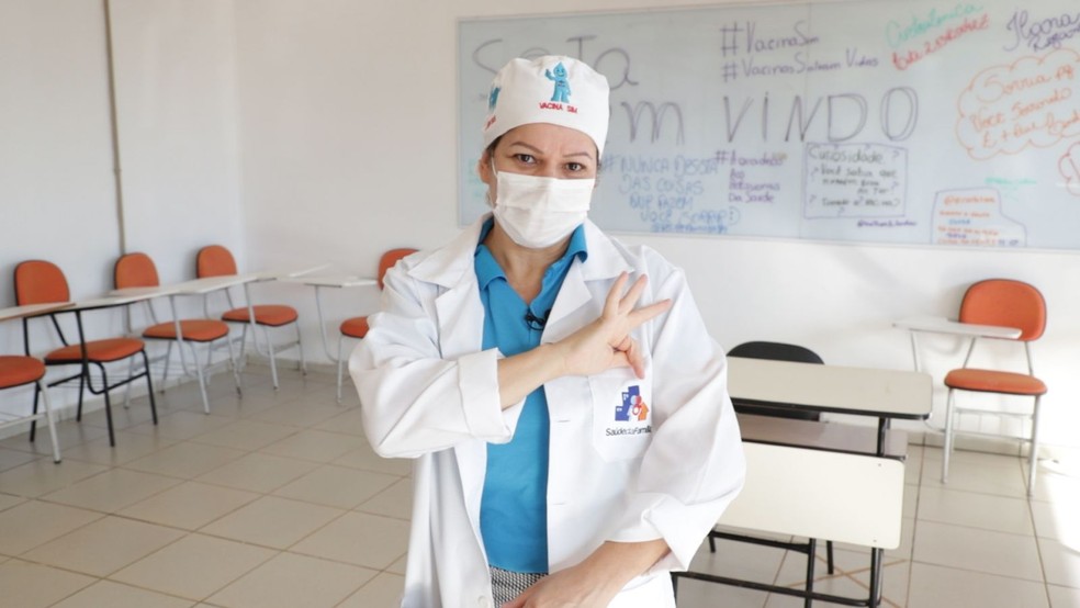Técnica de enfermagem Zeni Silva é interprete de libras e vai atuar durante o atendimento — Foto: Divulgação/Prefeitura de Porto Velho