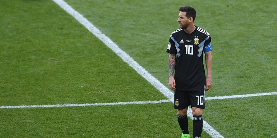 Após o empate com a Islândia, Messi deixa o campo desolado, em jogo em que até perdeu pênalti (Foto: AFP/FRANCISCO LEONG)