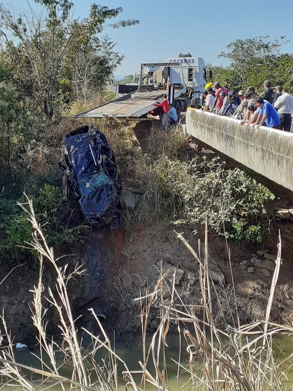 Três pessoas morreram na manhã desta segunda-feira (12) na BR-070, região de Cáceres; veículo caiu em rio — Foto: Polícia Rodoviária Federal de Mato Grosso/Assessoria