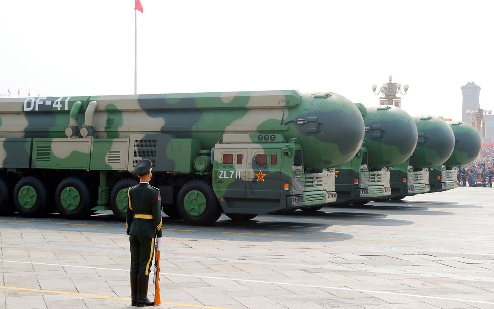 China exibe mísseis balísticos intercontinentais DF-41, que podem chegar a qualquer ponto dos EUA, em foto de 2019 — Foto: Thomas Peter / Reuters