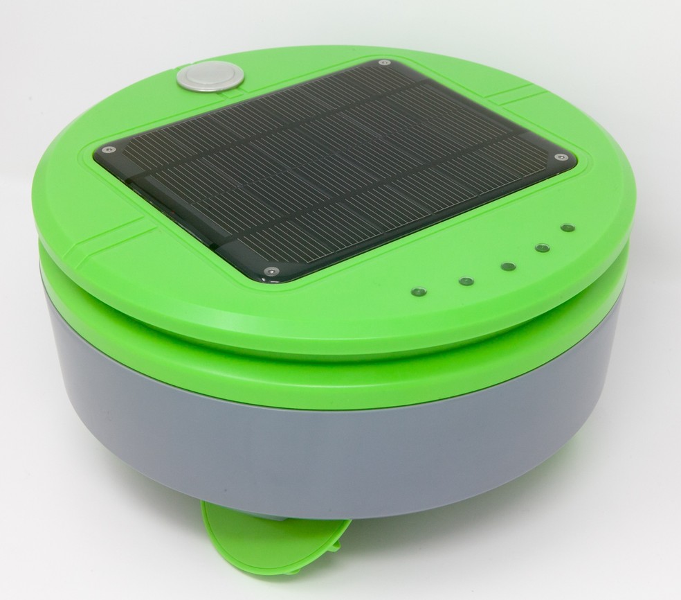 Tertill tem painel solar para recarregar a bateria em dias de sol — Foto: Divulgação/Franklin Robotics