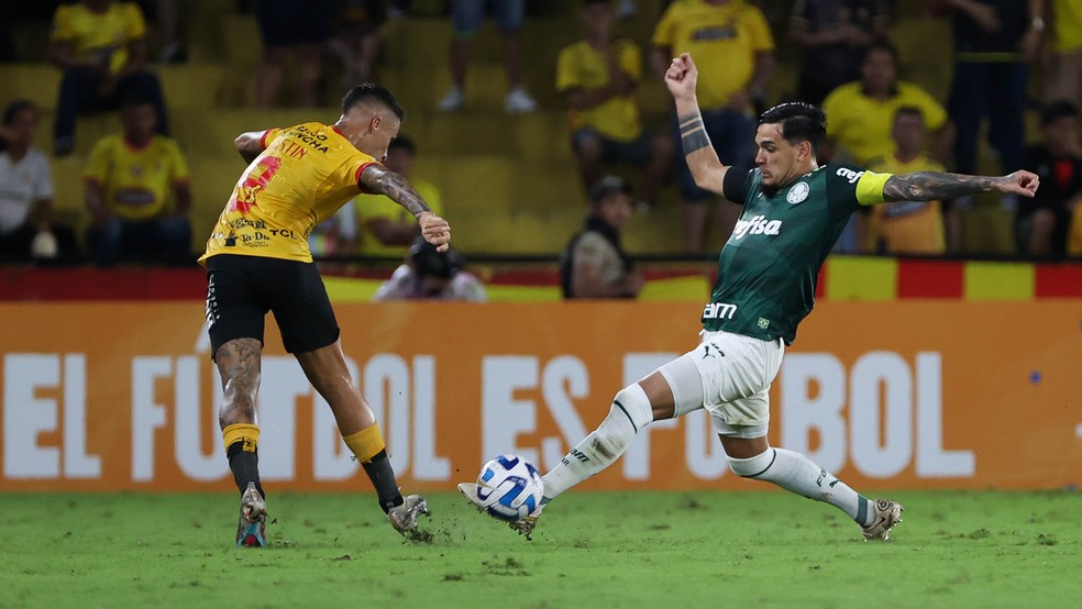 Gustavo Gómez em ação pelo Palmeiras contra o Barcelona pela Libertadores — Foto: Cesar Greco/Palmeiras