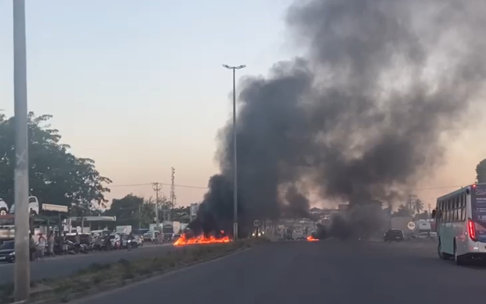 Caminhoneiros protestam em Feira de Santana — Foto: Redes sociais
