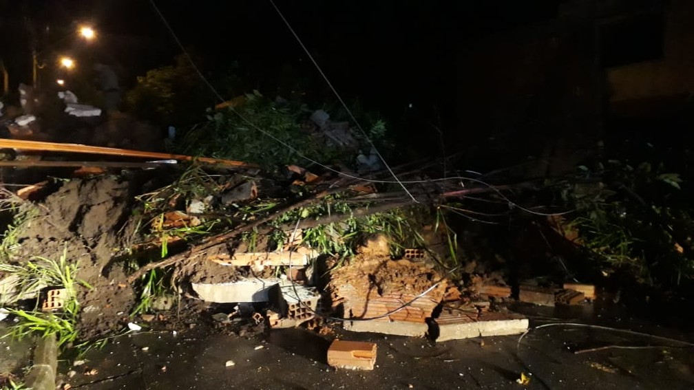 Casa desaba e deixa 4 soterrados em Betim (MG), na noite de sexta-feira (24) — Foto: Lucas Franco/TV Globo