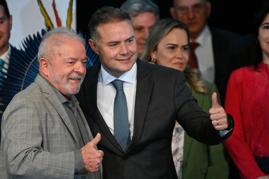 O presidente Luiz Inácio Lula da Silva e o Renan Filho (MDB), chefe da pasta de Transportes, que tem o maior orçamento para investimento