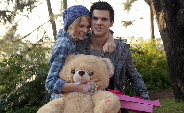 Taylor Lautner e Taylor Swift em 'Idas e Vindas do Amor' (2010) (Foto: Divulgação)