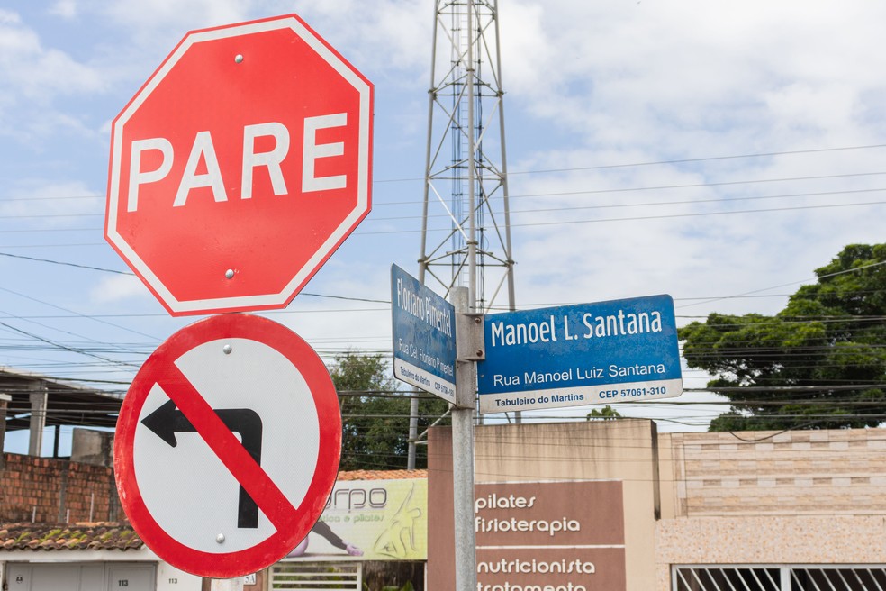 Placas de sinalização também foram colocadas em avenidas da Feirinha para ajudar os motoristas — Foto: SMTT