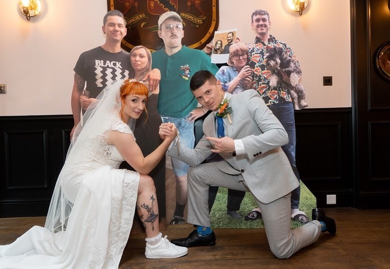 Casal imprime fotos de tamanho real de amigos para que possam comparecer a casamento  (Foto: reprodução/instagram)