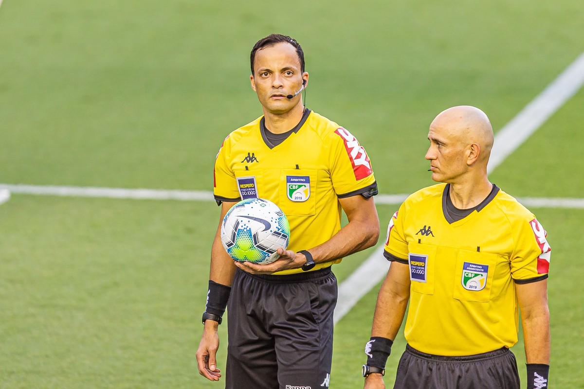 Árbitro Savio Pereira Sampaio comanda o jogo CRB x ...