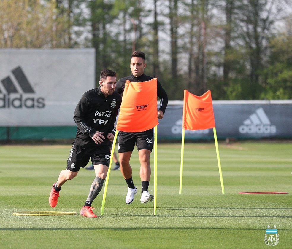 Messi e Lautaro durante treino da Argentina — Foto: Reprodução/Twitter