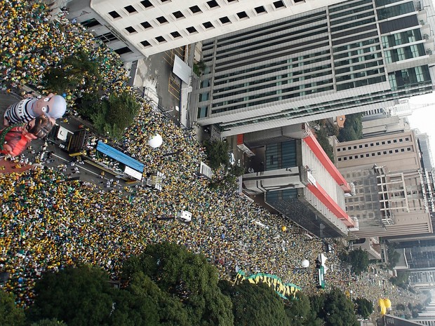 Protesto contra Dilma na Avenida Paulista (Foto: Miguel Schincariol/AFP)