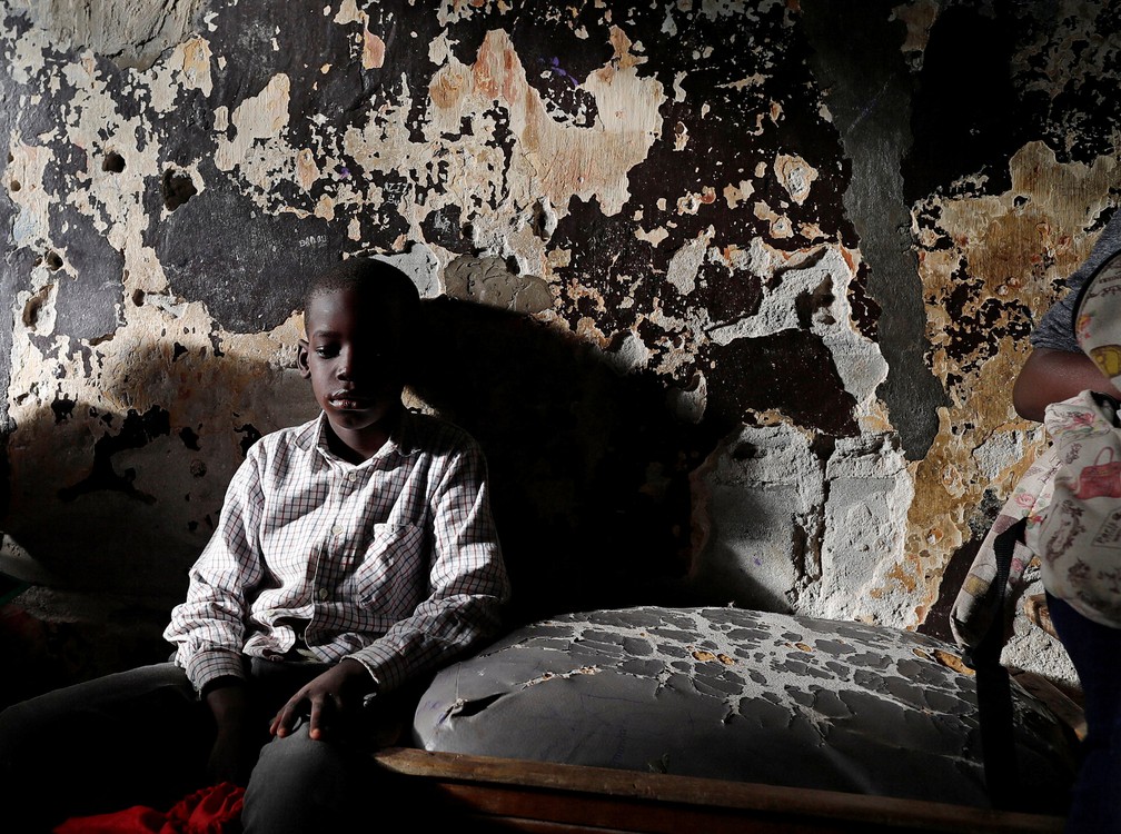 14 de janeiro - Um garoto espera para participar de um curso no bairro de Medina, em Dakar, no Senegal — Foto: Zohra Bensemra/Reuters