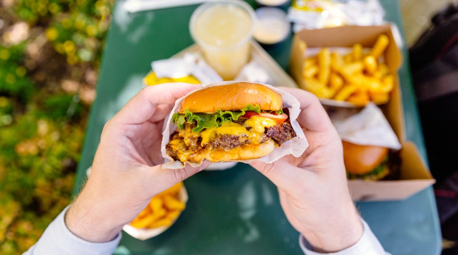 Hambúrguer; fast food; lanche; comida (Foto: Alexander Spatari/Getty Images)