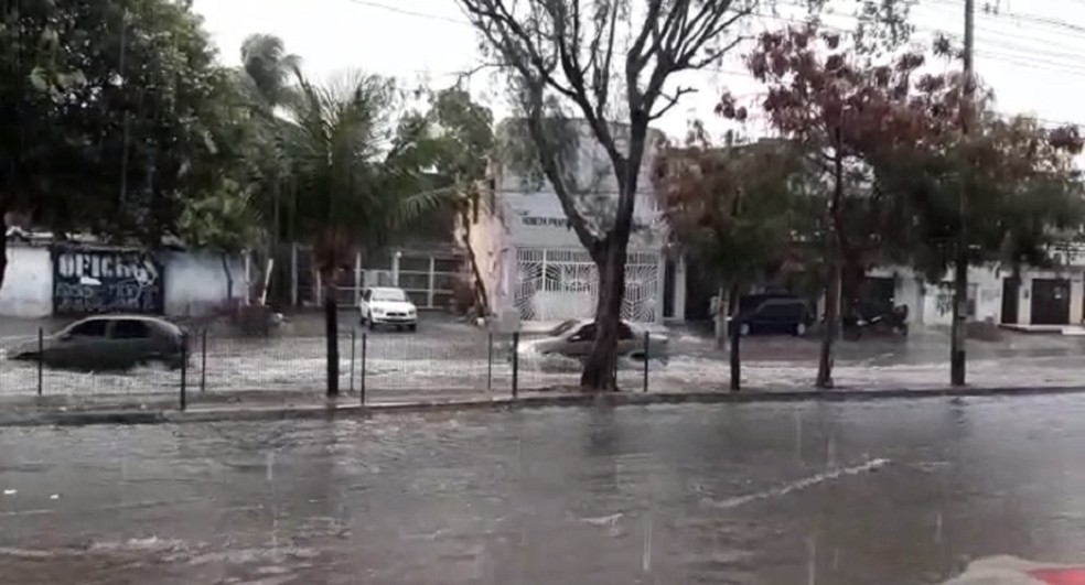 Trecho da Avenida Leste-Oeste no Bairro Moura Brasil ficou alagada e dificultou o tráfego de veículos. — Foto: Reprodução/Sistema Verdes Mares