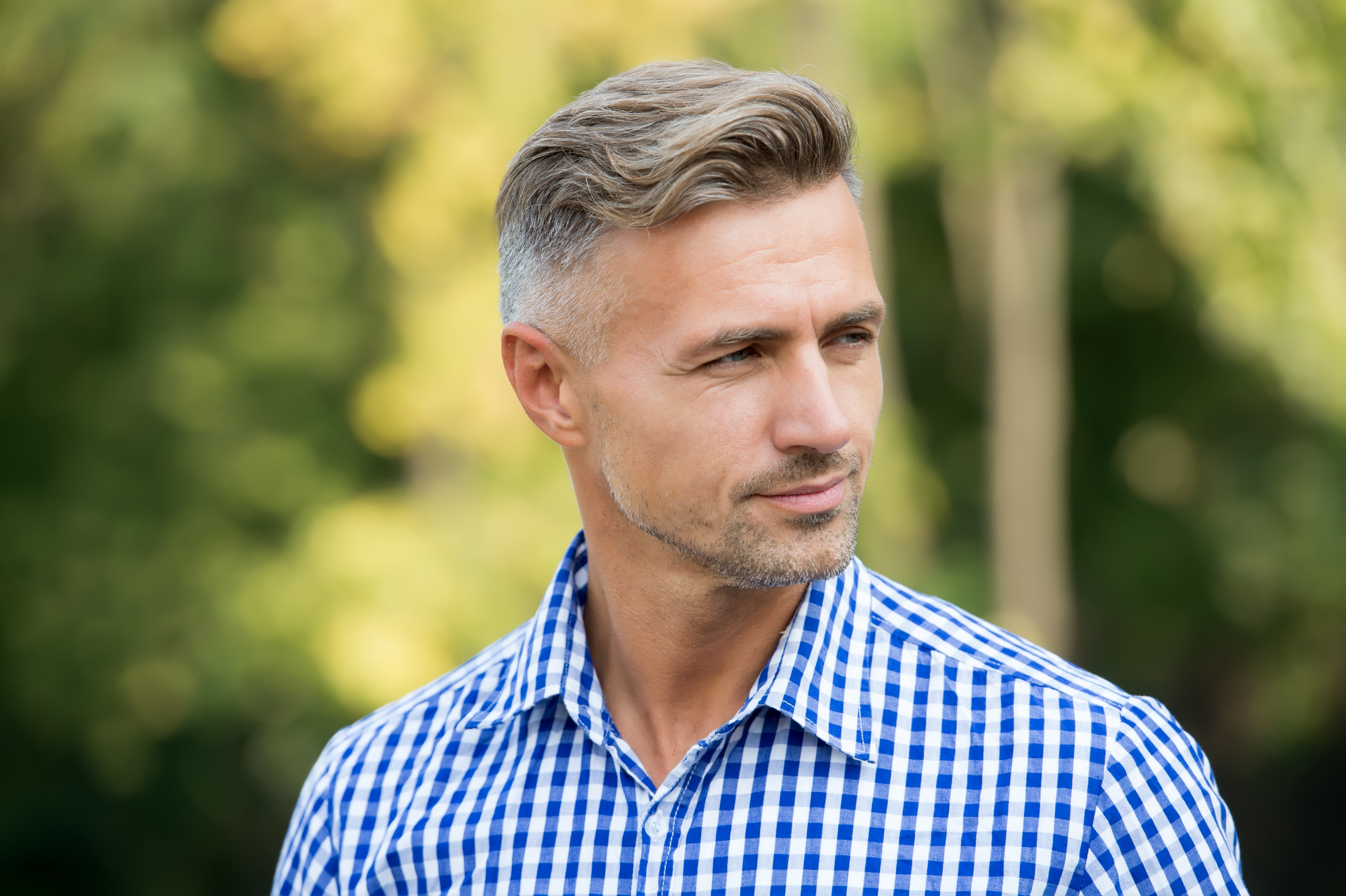 Handsome and confident. Handsome man on summer outdoor. Mature person with handsome face. Fashion and style. Grooming and style for older men. Handsome and well groomed. (Foto: Getty Images/iStockphoto)