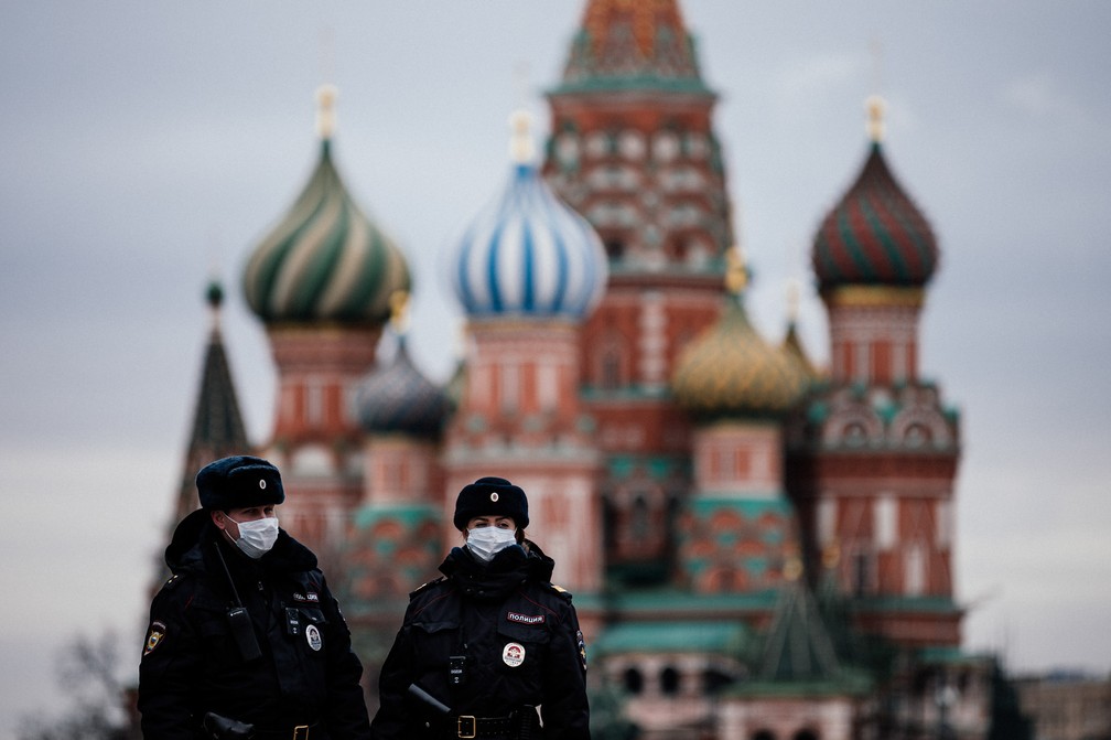 30 de março - Policiais russos patrulham em frente à Catedral de São Basílio na Praça Vermelha, em Moscou, depois que a cidade e suas regiões vizinhas impuseram isolamento para retardar a propagação do novo coronavírus  — Foto: Dimitar Dilkoff/AFP
