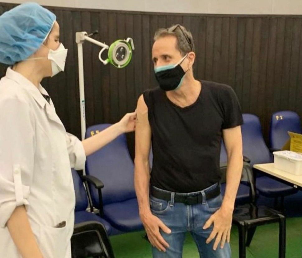 Tony Bellotto recebe a vacina contra covid-19 (Foto: Reprodução / Instagram )