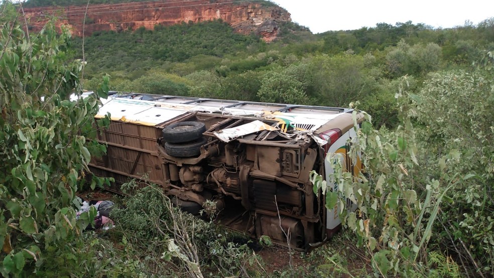 Ônibus e caminhão tombam e deixam quatro feridos em São Raimundo Nonato, Sul do Piauí — Foto: Divulgação /PM-PI