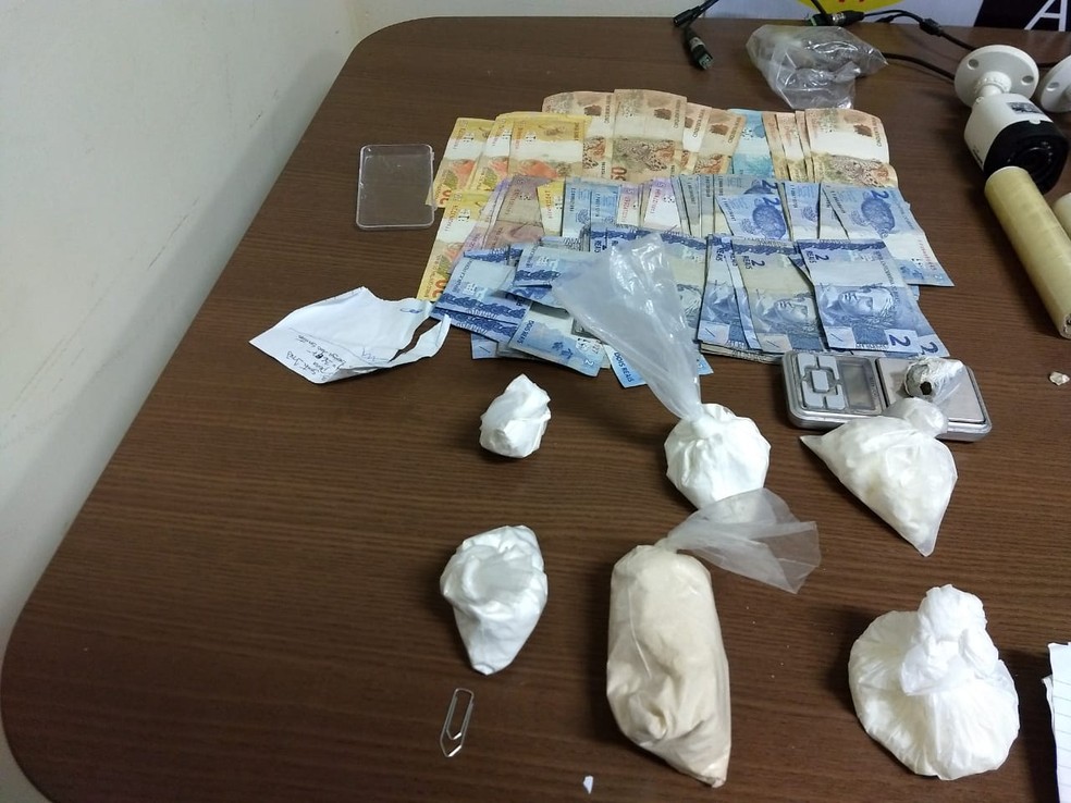 Droga e dinheiro foram apreendidos (Foto: Aline Nascimento / G1)