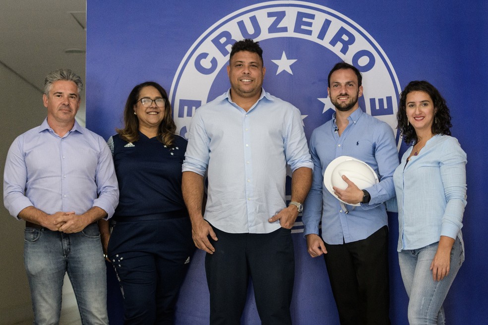 Ronaldo e Enrico Ambrogini em ato inaugural da reforma da Toca, CT do Cruzeiro — Foto: Divulgação/Cruzeiro