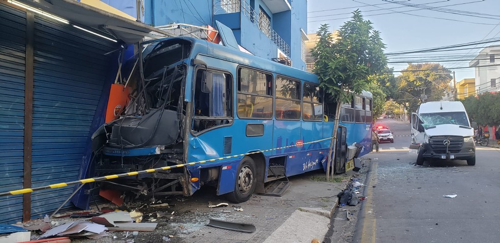 Acidente entre ônibus e van no Barreiro — Foto: Júlio César Santos/ TV Globo