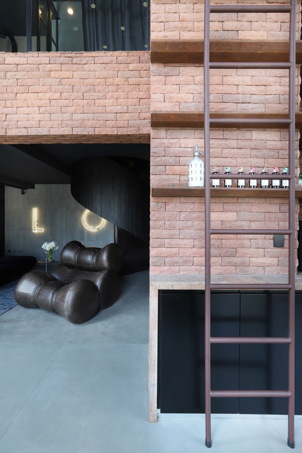 Dúplex de 170 m² tem décor com predomínio de preto e muito design assinado  (Foto: Mariana Orsi )