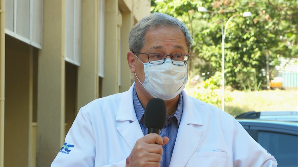 Na linha de frente do combate &agrave; Covid-19, m&eacute;dico Benedito da Fonseca est&aacute; preocupado com aumento de casos &mdash; Foto: EPTV/Reprodu&ccedil;&atilde;o