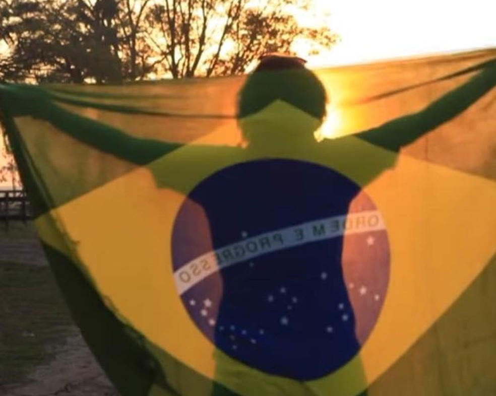 Maha posa com a bandeira do Brasil durante jogo da Copa do Mundo (Foto: Maha Mamo/Arquivo pessoal)