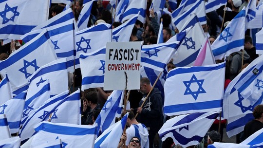 Netanyahu 'recua' e adia reforma judicial em meio a protestos maciços para 'evitar um guerra civil'