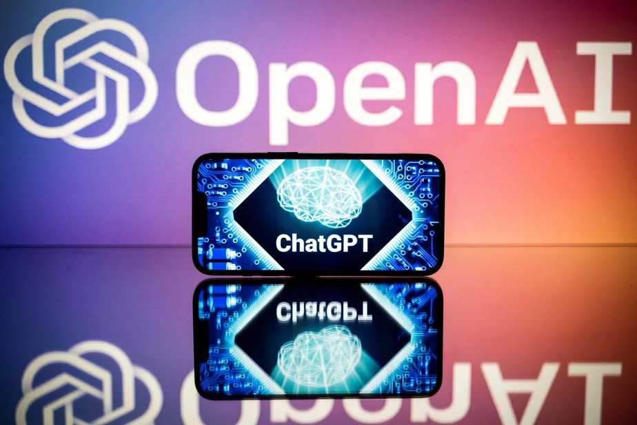 Telas exibindo os logotipos da OpenAI e ChatGPT.