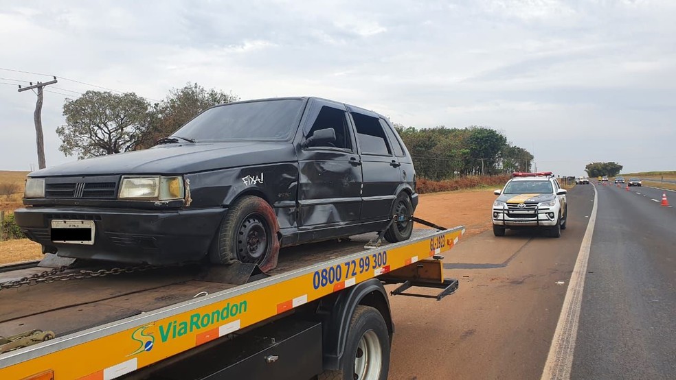 Vítimas trocavam o pneu do carro quando foram atingidas no acostamento da rodovia em Cafelândia — Foto: Nova TV/ Divulgação