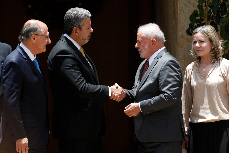 O presidente eleito Luiz Inácio Lula da Silva em encontro com o presidente da Câmara dos Deputados, Arthur Lira (PP-AL), na última quarta (9)