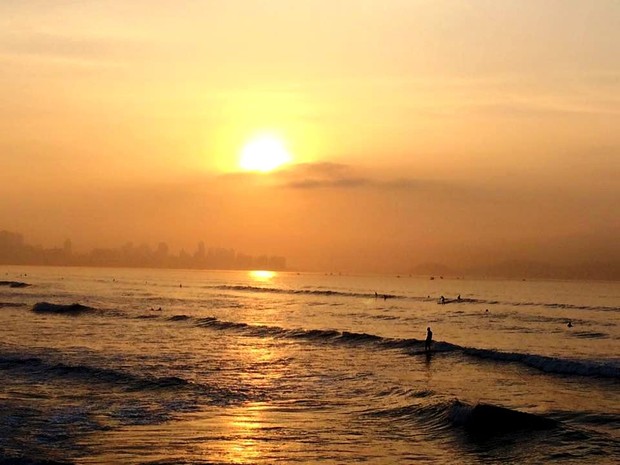 Surfistas começaram o dia no mar (Foto: Solange Freitas / TV Tribuna)