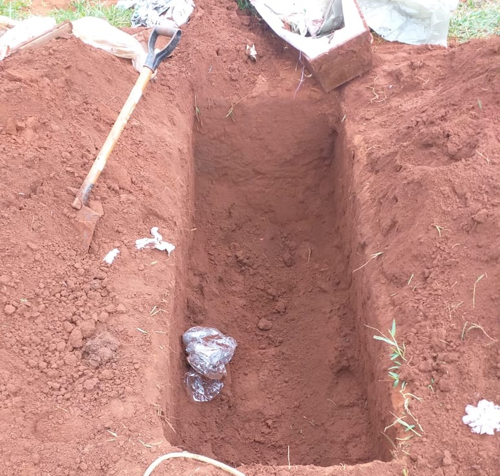 Cova de onde corpo de mulher foi furtado em MS — Foto: Buriti News