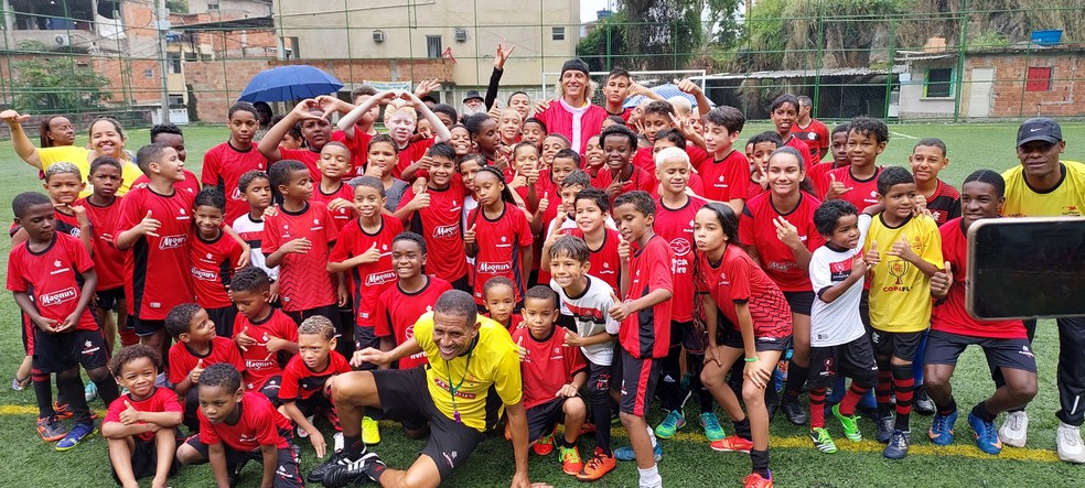 David Luiz, do Flamengo, e a molecada da Escola Flamengo Social Mangueira &mdash; Foto: Fred Gomes